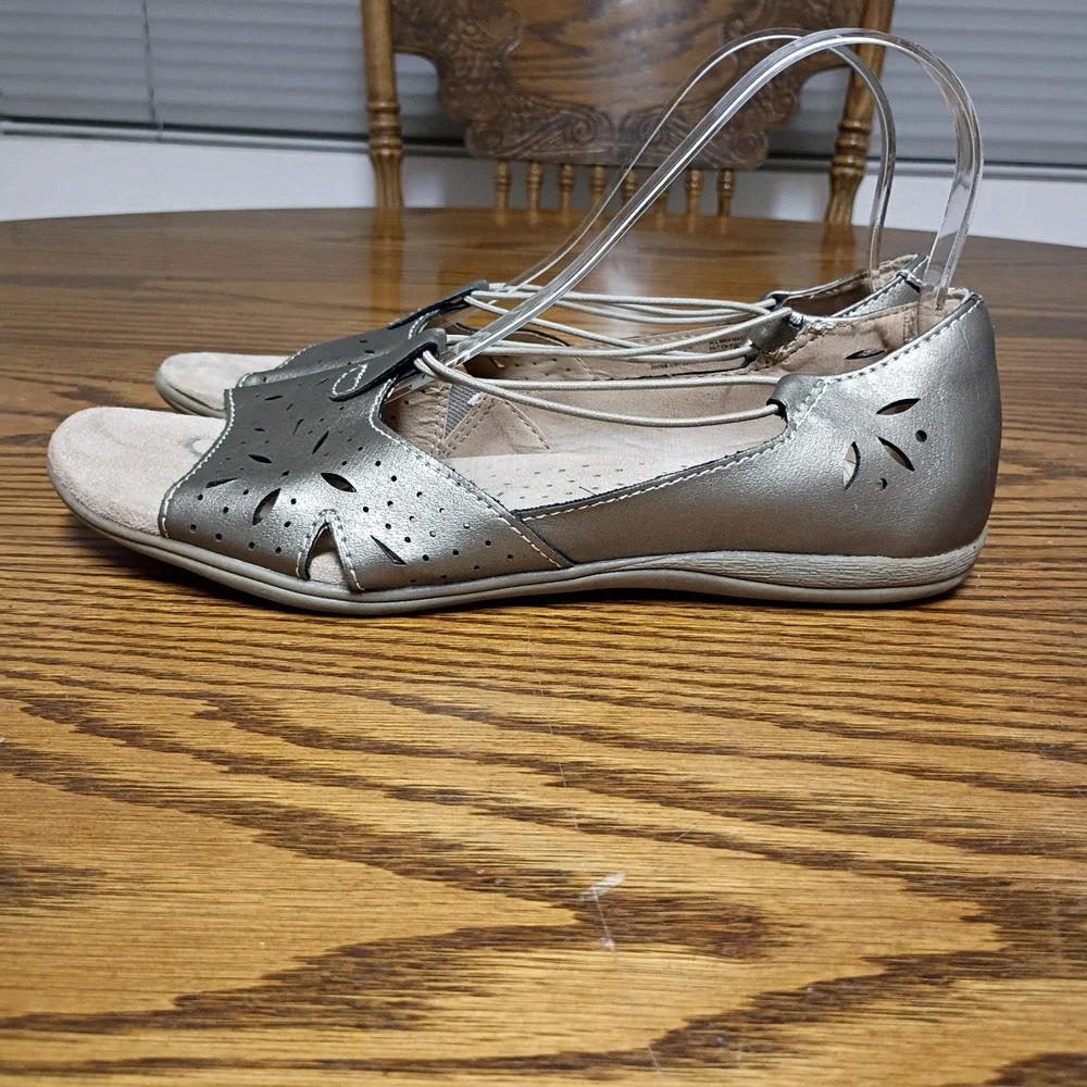 Earth Origins Ingrid Champagne Metallic Laser Cut Bungee Sandals Women 9M